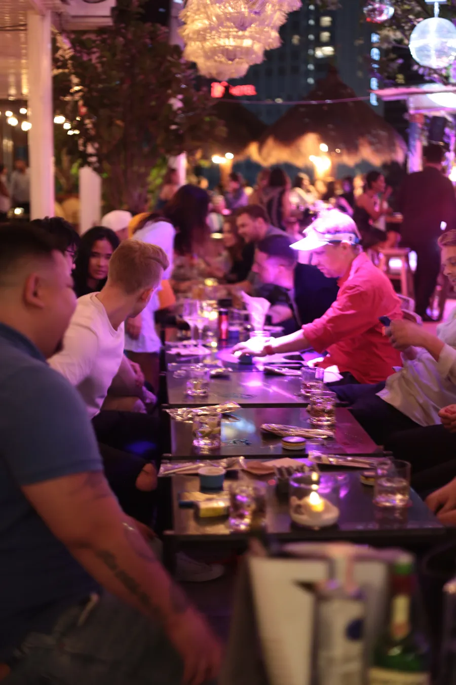 Kvällshäng med kollegor på en takbar i Bangkok
